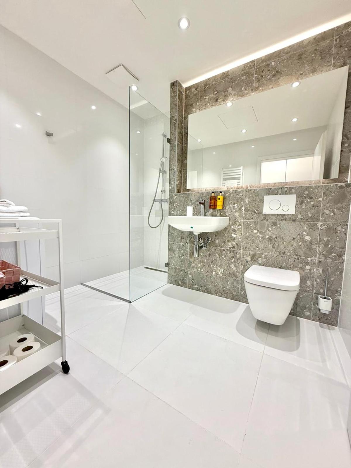 City Relax Apartments With Free Parking, 10 Mins Walk To City Centre ブルノ エクステリア 写真